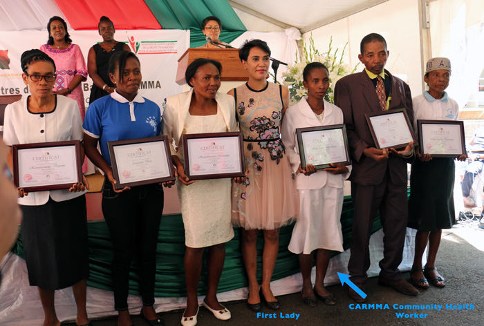 Presneting their Certificates of excellence with the first lady