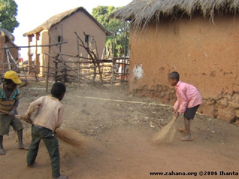 Children sweeping Fiadanana