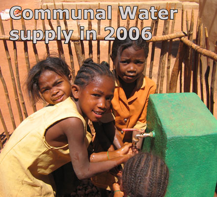 Communla water fuacet in Fiadanana Madagascar foto: '07
