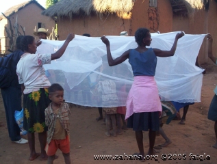 ditribution des moustiquaires a Fiadanana, Madagascar