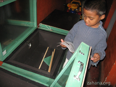 solar box cooker in Madagascar used by Zahana