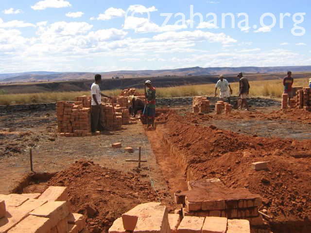 building the school in Fairenana Madagascar - Zahana