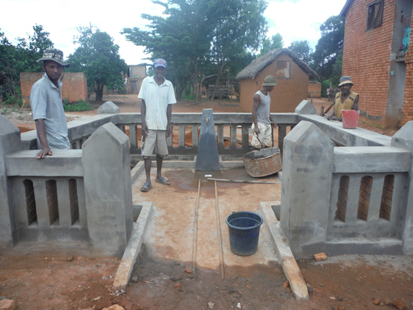 Building another communal faucet in Fiarenana  Madagascar - Zahana