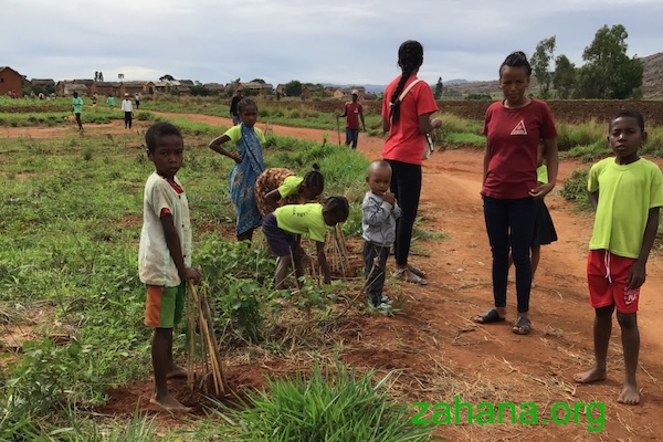 students planting trees with Zahana in Madagascar