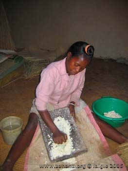 Grading manioc for lunch