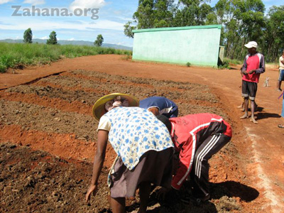 beds for the future school garden, Fiarenana, Madagascar - zahana.org 