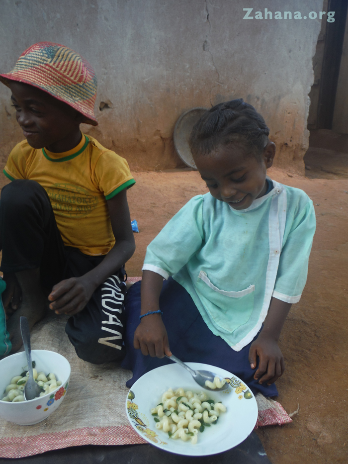 Solar cooked soup with Moringa Oleifera in Madagascar