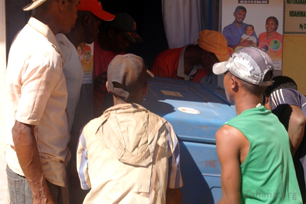 Putting the refrigerator in the Zahana's Health Center - Madagascar